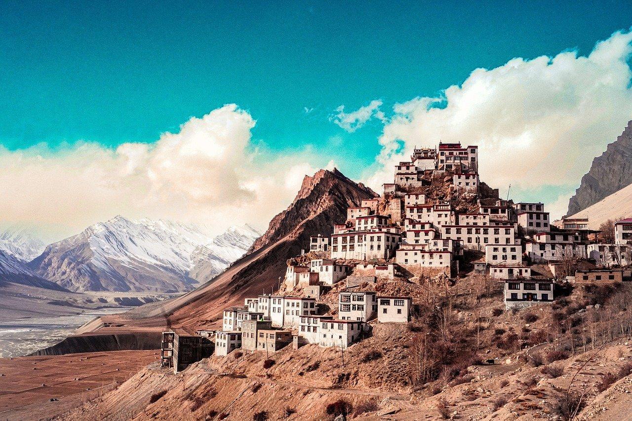 "Fuel Your Wanderlust: Top 10 Instagram-Worthy Stops on Road Trips in India 🚗📸"